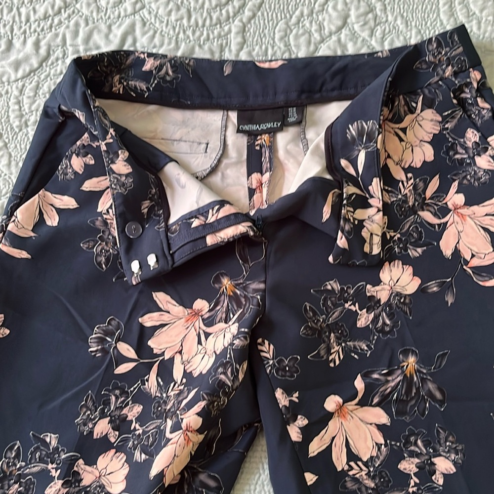 Cynthia Rowley women summer pant capri Navy Blush with flowers size 10 like new